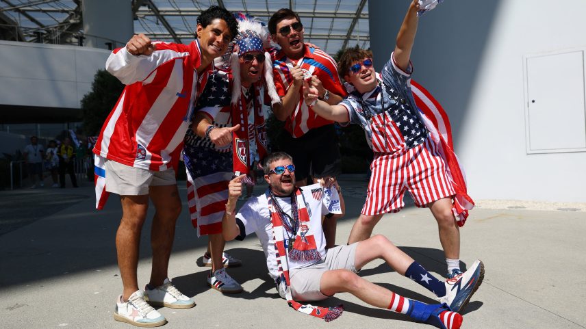 Torcida norte-americana começa a chegar no estádio para EUA X Paraguai