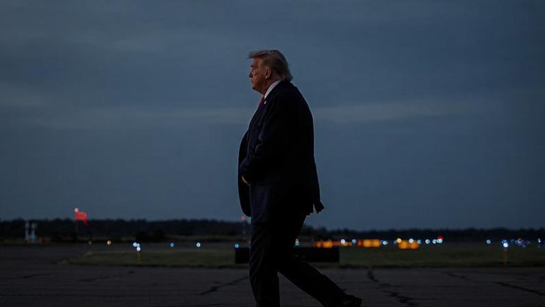 O presidente Donald Trump voltou a afirmar nesta manhã que as negociações para um acordo de paz avançam (Foto: Samuel Corum/Getty Images)