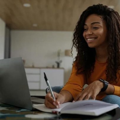 MOVER abre 11 mil bolsas gratuitas de idiomas para pessoas negras