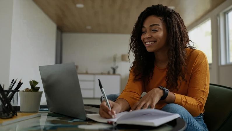 84% dos alunos relataram evolução significativa no aprendizado, especialmente em comunicação (Prostock-Studio/Getty Images)
