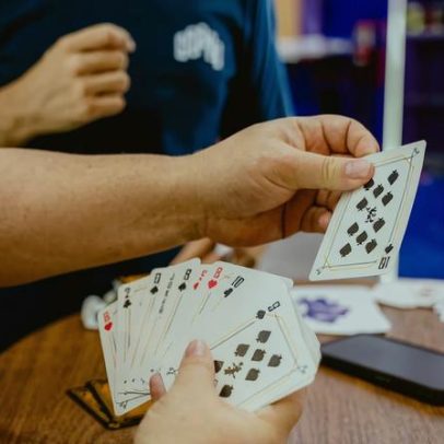 Longe das telas, jogos de cartas ganham nova fase entre jovens e adultos
