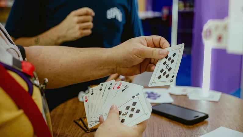 Jogos de cartas passaram a representar momentos de convivência em família