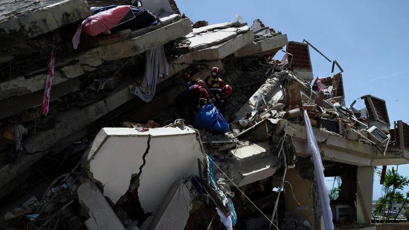 Equipes de resgate trabalham nos escombros de um prédio danificado por terremotos na Venezuela