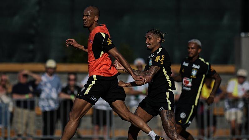 Camisa 10 continua recuperação na parte interna do CT em Morristown, enquanto jogadores participam de atividade com mudanças