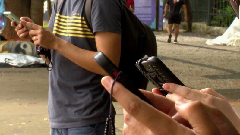 Objetivo das empresas é criar a sensação de que, assim como o celular, uso de IA é indispensável