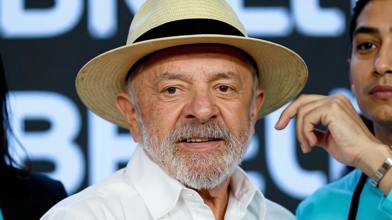 Lula disse a aliados que gostaria de ver França como vice de Haddad