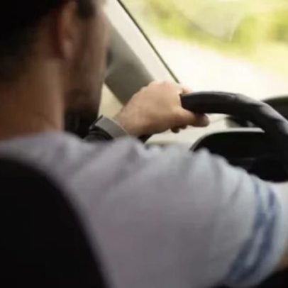 Erros ao ajustar o banco do carro podem prejudicar costas e segurança