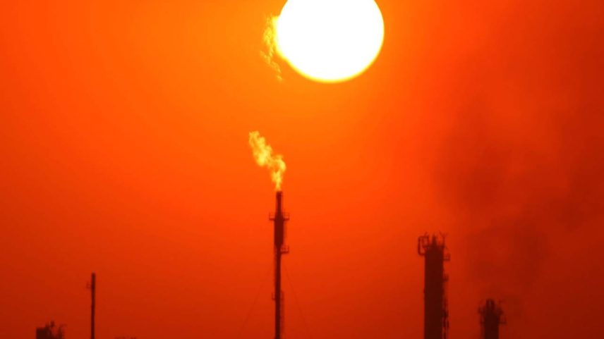 Guerra no Irã força os principais produtores de petróleo a iniciar corte da produção nas refinarias (Foto: Ahmad Al-Rubaye /AFP/Getty Images/Fortune)