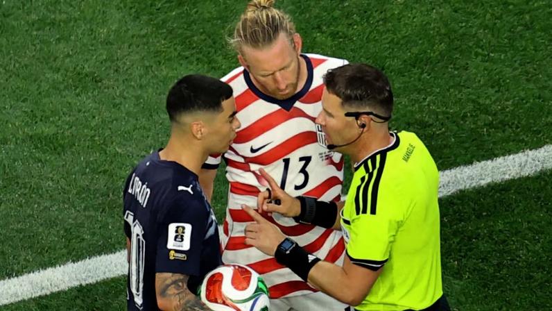 Árbitro explica para Almirón, do Paraguai, e Ream, dos EUA, a troca de cartões