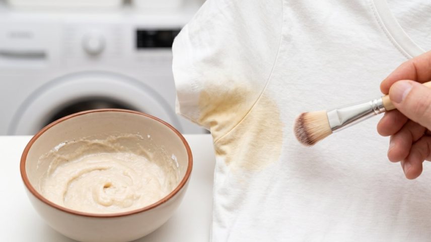 Técnicas simples para remover manchas amareladas de suor em casa