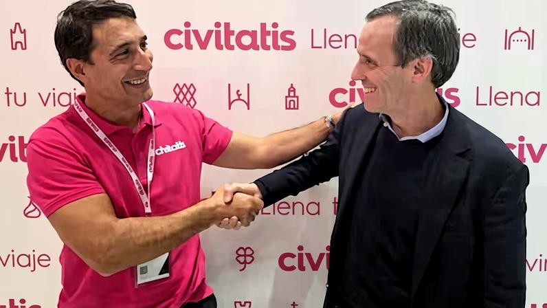 Andres Spitzer, consejero delegado de Civitatis, y Gonzalo García, consejero delegado de Despegar, tras la firma del acuerdo, en una imagen cedida por Civitatis