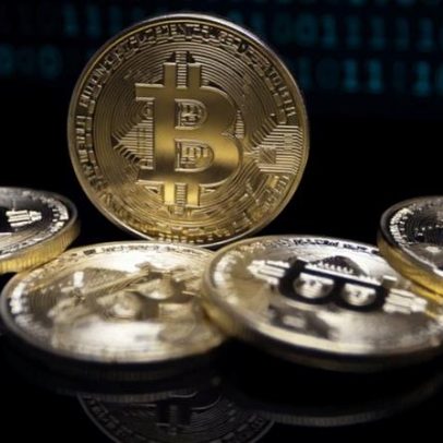 Bitcoin cai US$ 1.000 após Fed sinalizar possível alta de juros em 2026