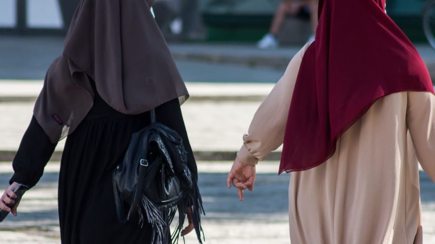 Véu é considerado expressão da fé religiosa em decisão judicial.