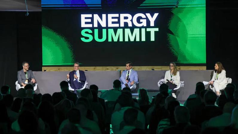 Renata Baruzzi, assim como Giovanna Curty, da Light, destacaram, no Energy Summit nesta terça-feira, 23, no Rio, o aumento da demanda de fontes de energia com avanço tecnológico
