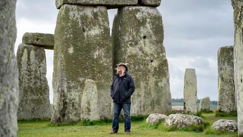 Arqueólogo Phil Harding em Stonehenge, em maio de 2026, perto de Salisbury, Inglaterra.