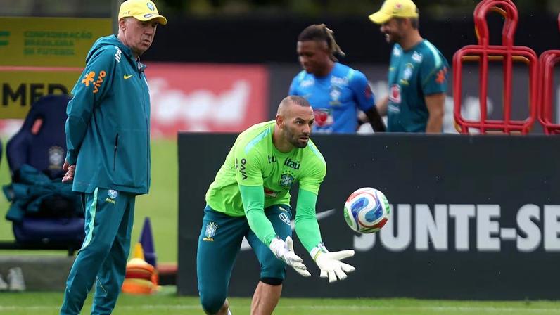 Carlo Ancelotti observa Weverton durante treino do Brasil. Foto: Pedro Kirilos/Estadão