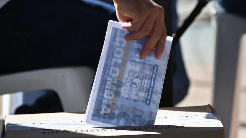 Primeiro turno da eleição na Colômbia foi realizado no domingo, 31