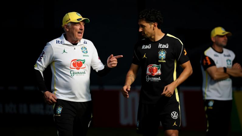 Carlo Ancelotti e Marquinhos conversam durante treino da seleção brasileira.