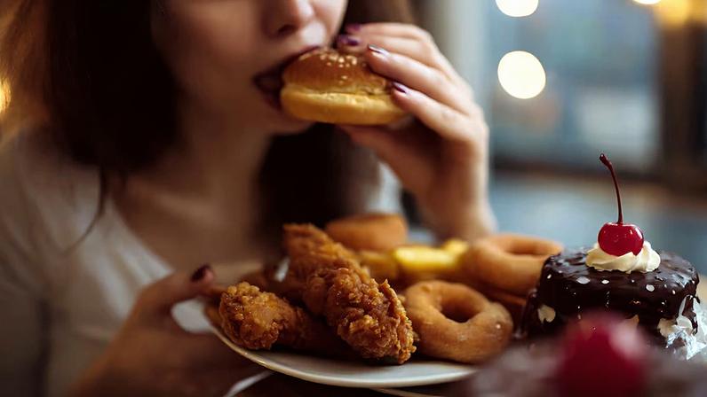 Na compulsão alimentar, é comum a pessoa comer descontroladamente como forma de lidar com emoções difíceis.
