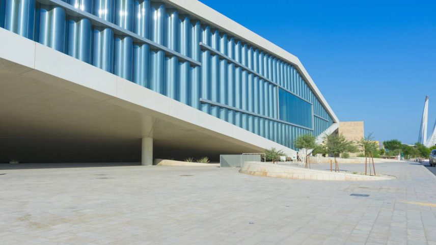 Biblioteca com arquitetura moderna e estantes de mármore que abrigam acervos históricos – Créditos: depositphotos.com / Shakeel_MS