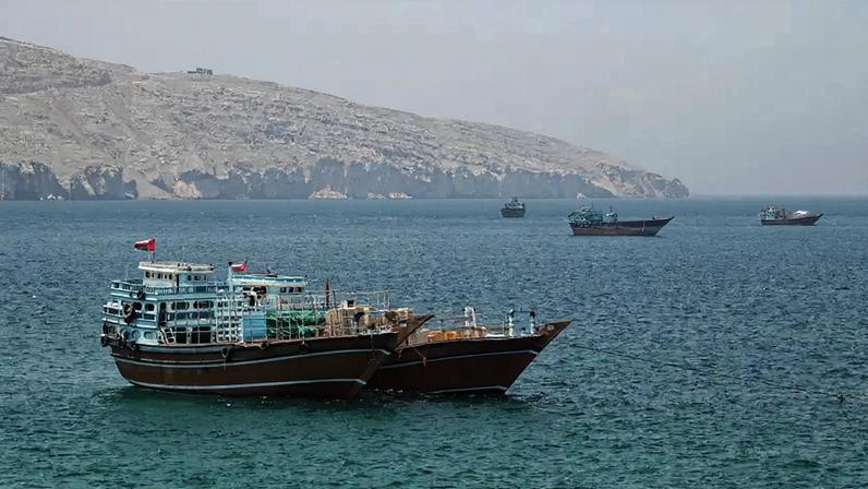 Navios no Estreito de Ormuz em Musandam, Omã 8 de maio de 2026 • REUTERS/Stringer