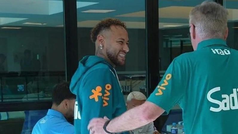 Neymar com Ancelotti durante apresentação na Seleção • Reprodução / CBF