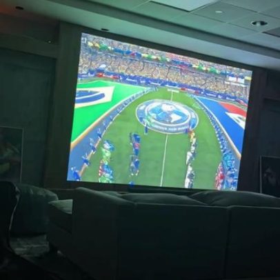 Neymar, convocado, assiste Brasil x Haiti deitado