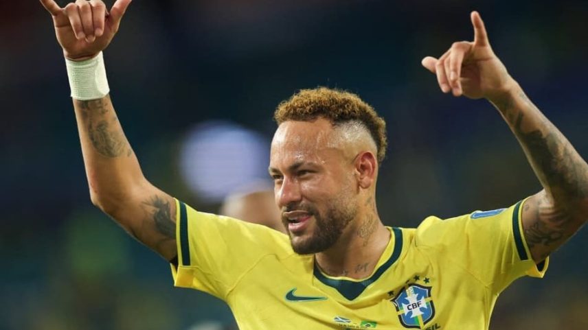 Neymar acena para a torcida após a estreia na Copa (Foto: PATRICIA DE MELO MOREIRA / AFP)