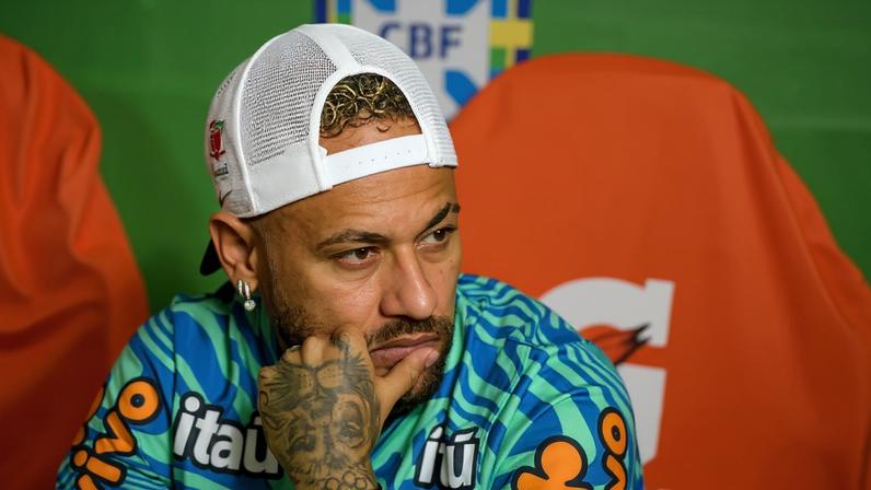 Neymar assiste a Brasil x Panamá do banco de reservas