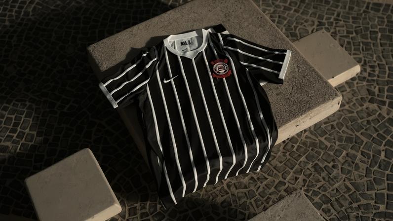 Nova camisa do Corinthians, inspirada nos 50 anos da histórica Invasão Corinthiana