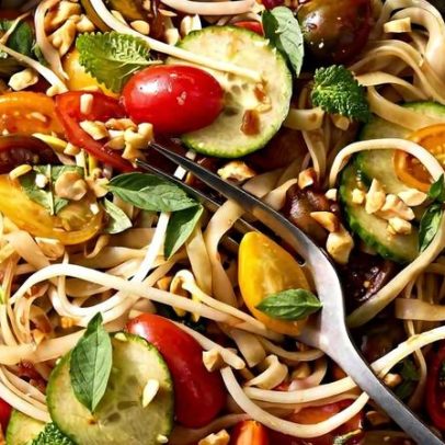 Receita de Salada Thai de Verão com Macarrão de Arroz