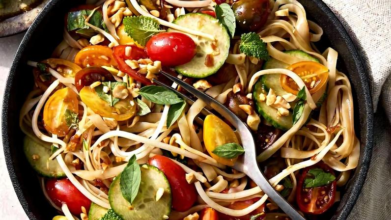 Receita de Salada Thai de Verão com Macarrão de Arroz