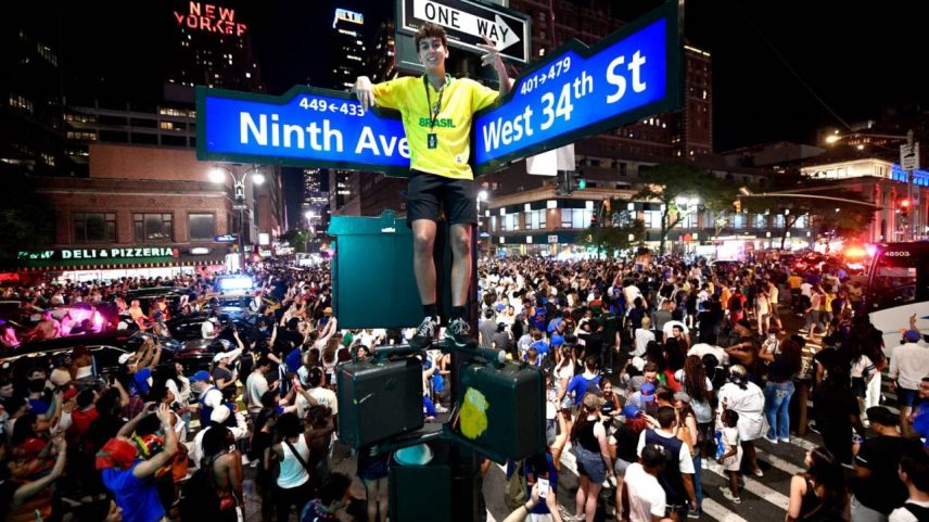 Festa nas cercanias do Madison Square Garden, em Nova York: chiclete eu misturo com banana, só que não