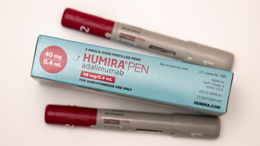 O Humira, da AbbVie, é o medicamento mais vendido da história da indústria farmacêutica, utilizado no tratamento de artrite reumatoide, psoríase e outras doenças inflamatórias