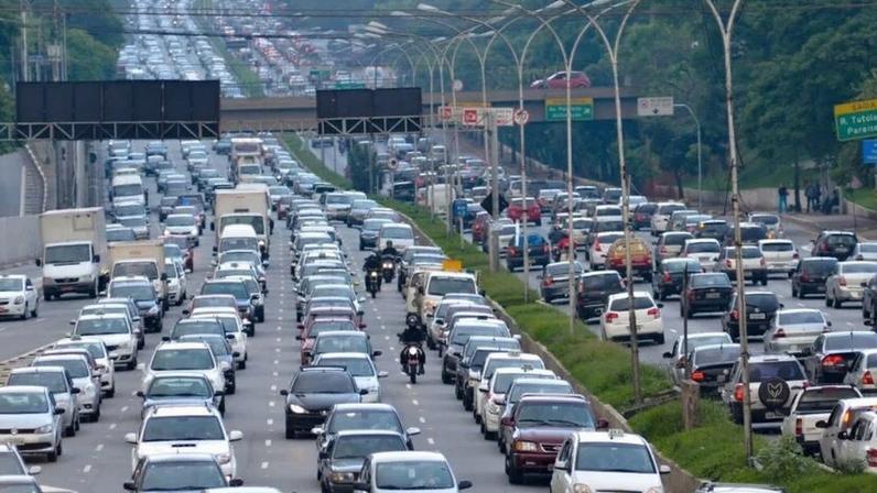 Trânsito na capital paulista: veículos adaptados frequentemente precisam de plataformas de acesso, comandos manuais e modificações estruturais e por isso custam mais
