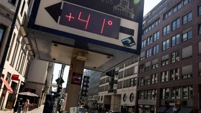 Um painel no bairro de Mitte, em Berlim, indica uma temperatura de 41 graus Celsius durante a onda de calor que atinge Berlim, na Alemanha, neste sábado, 27