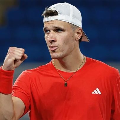 Jakub Mensik é rival de João Fonseca nas quartas de Roland Garros