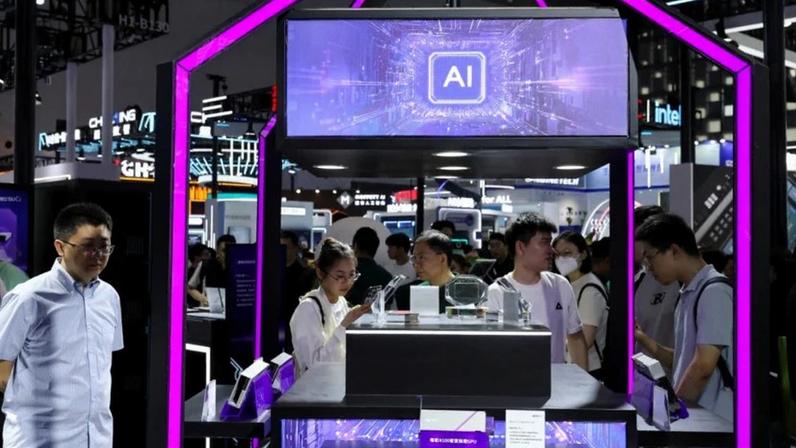 Pessoas visitam um estande da Metax durante a Conferência Mundial de Inteligência Artificial em Xangai, China