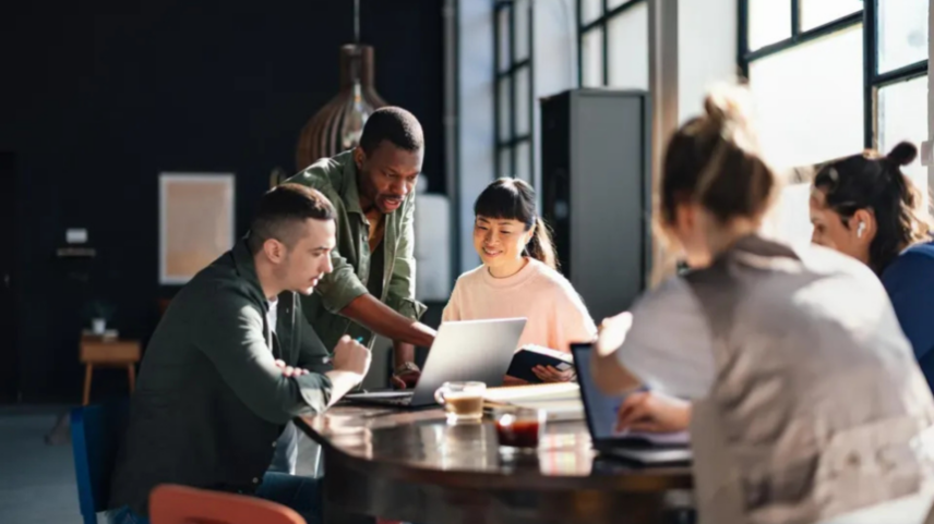 Muitas vagas descrevem apenas o que a empresa exige. As melhores mostram o que você poderá conquistar