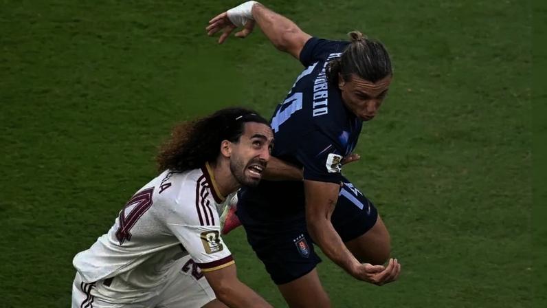 O espanhol Marc Cucurella e o uruguaio Canobbio disputam a bola no alto (Foto: Alfredo ESTRELLA / AFP)