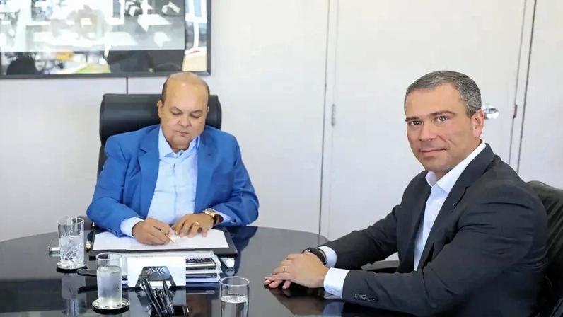 O ex-presidente do BRB, Paulo Henrique Costa (à direita), com o ex-governador Ibaneis Rocha (MDB) - (Renato Alves/Agência Brasília/Reprodução)