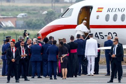 O papa Leão embarca em avião espanhol oferecido pelo rei Felipe no Aeroporto de Tenerife Norte-Ciudad de La Laguna, Espanha 12 de junho de 2026 REUTERS/Borja Suarez