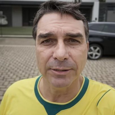 Flávio visita Bolsonaro e lamenta não poder assistir jogo do Brasil com o pai