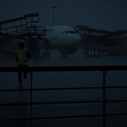 Escada atinge avião durante tempestade na Índia
