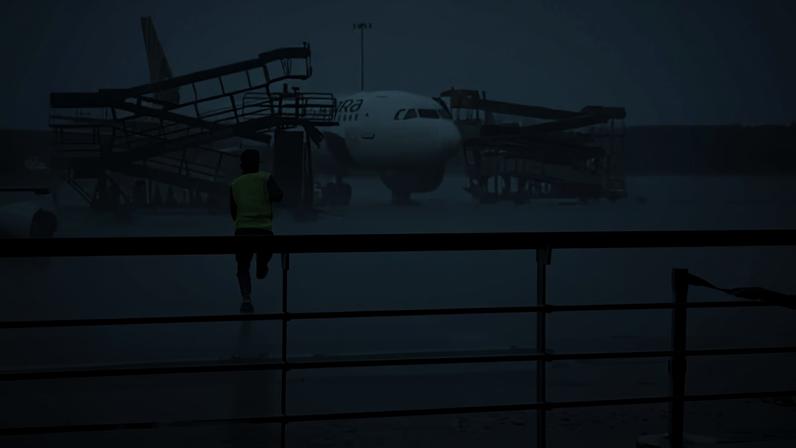 Funcionário corre atrás de escada que bateu em avião no pátio do aeroporto