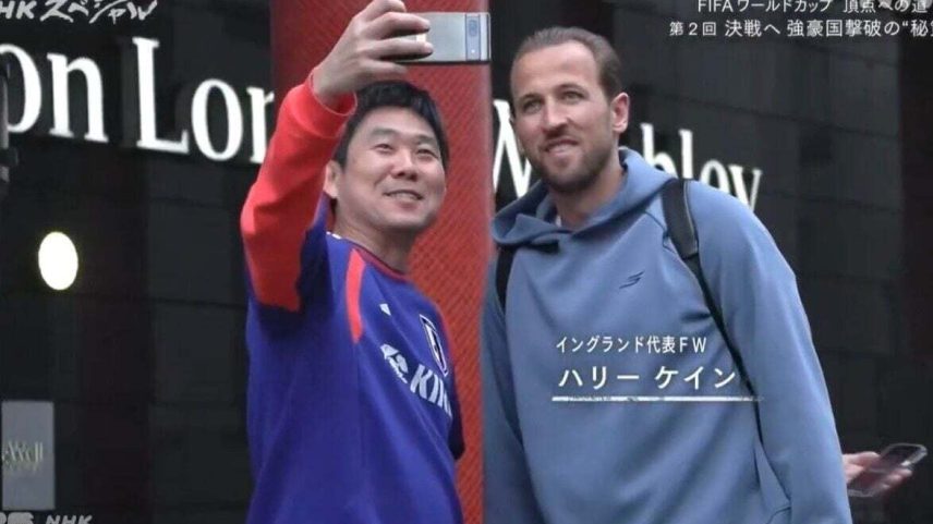 Técnico japonês ganha atenção após selfie com Harry Kane na Copa do Mundo