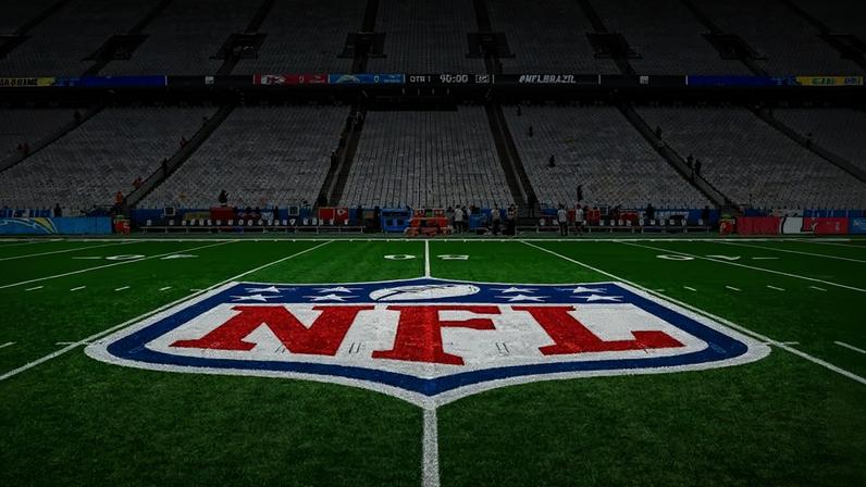 Logo da NFL no centro do estádio do Corinthians, local no qual a liga jogou seus dois primeiros jogos no Brasil