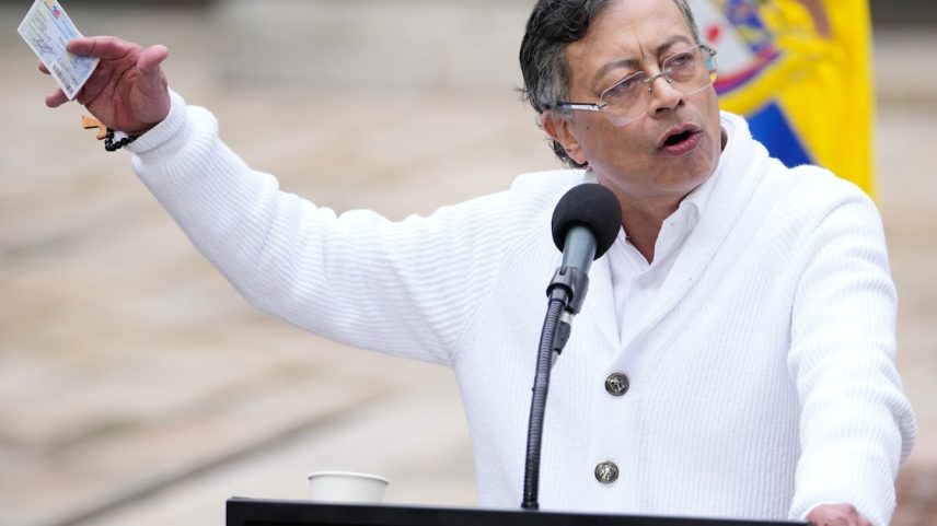 Presidente colombiano afirma que a apuração inicial não tem validade legal e questiona sistema utilizado na contagem; disputa será decidida em segundo turno entre Abelardo de la Espriella e Iván Cepeda