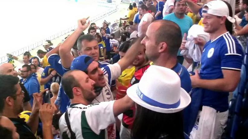Adnet no meio da torcida da Bósnia na Copa de 2014