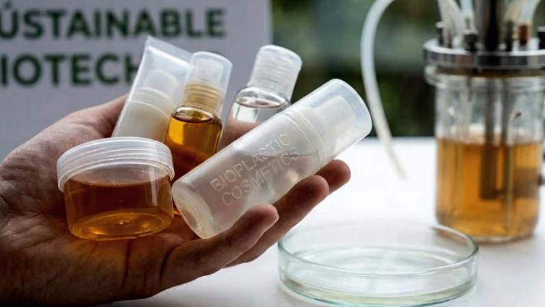 Bactérias podem transformar CO₂ em plásticos e cosméticos sustentáveis (Imagem: Fala Ciência via Gemini)
